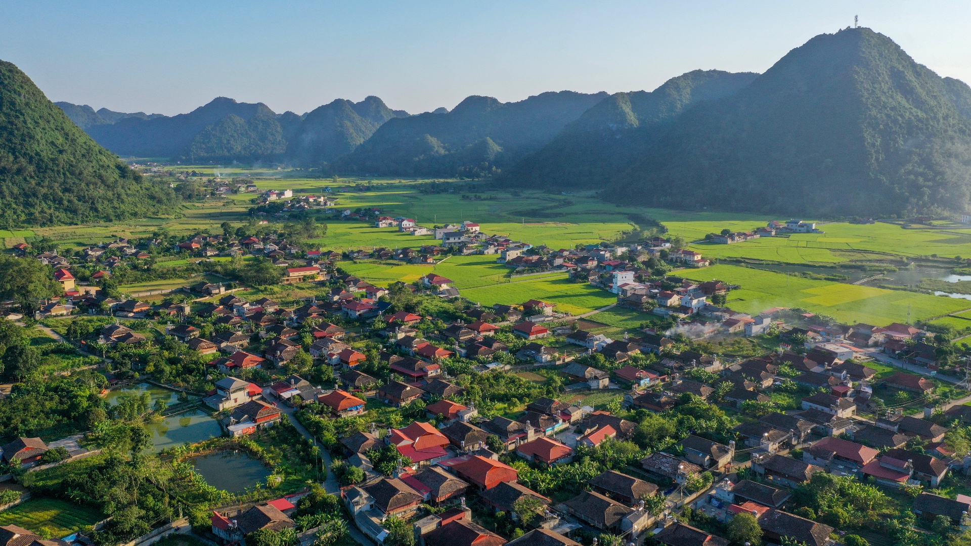 Village traditionnel de Bac Son entouré de montagnes et de rizières au Vietnam