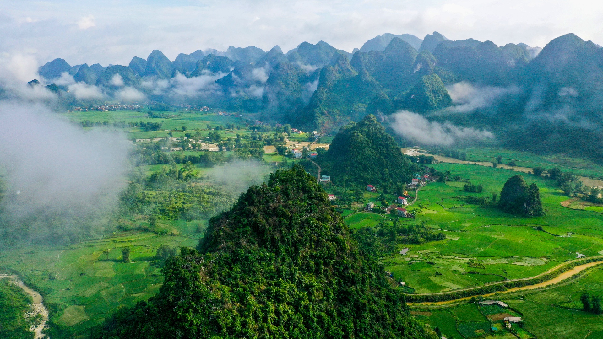Vallée montagneuse près de Ban Gioc dans la lumière du matin au Vietnam